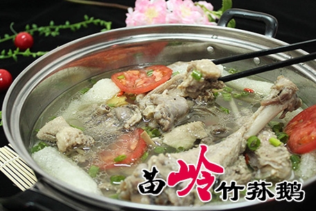 【舜泰火鍋】苗嶺竹蓀鵝本店所用大鵝均為笨鵝，湯鮮味美，其肉肥而不膩，香氣撲鼻。